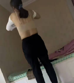 老妈买新衣回来试穿给我看