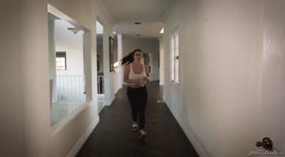 被爸妈女佣上了Angela White