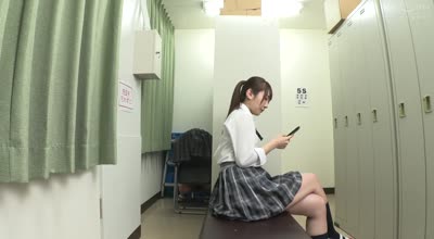 HUNTC-401 学校のロッカー裏の隙間がボクらのヤリスポ！隠れてこっそりエッチしてたらバレてしまい覗いていた欲求不満女子たちとヤリまくり数珠繋ぎFUCK！2