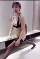 白皙骚淫娃先来个一字马暖身随后被男友口爆颜射